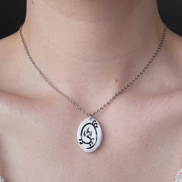 Iridescent Victorian Gothic floral necklace with a small silver chain - Picture 4 of 11